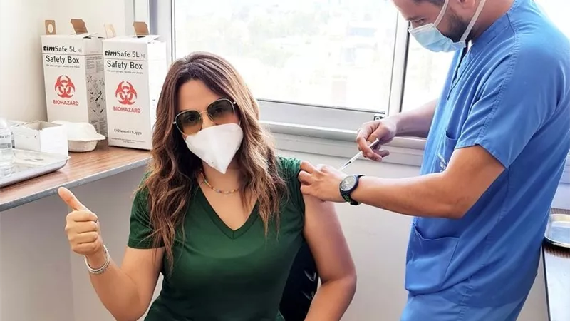 باسكال مشعلاني تتلقى لقاح كورونا: «أخيرًا عملت اللي عليّا»
