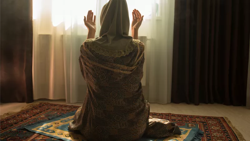 إزاى تعرف نتيجة صلاة الاستخارة.. وهل الحلم أو الرؤية لهما علاقة بها؟| فيديو