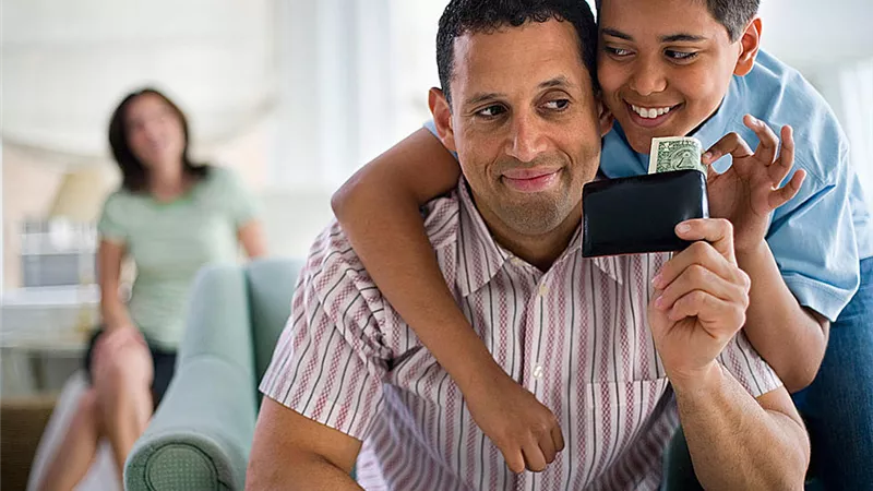 ما حُكم إعطاء ابن أختي من أموال الزكاة؟.. رئيس لجنة الفتوى الأسبق يُجيب