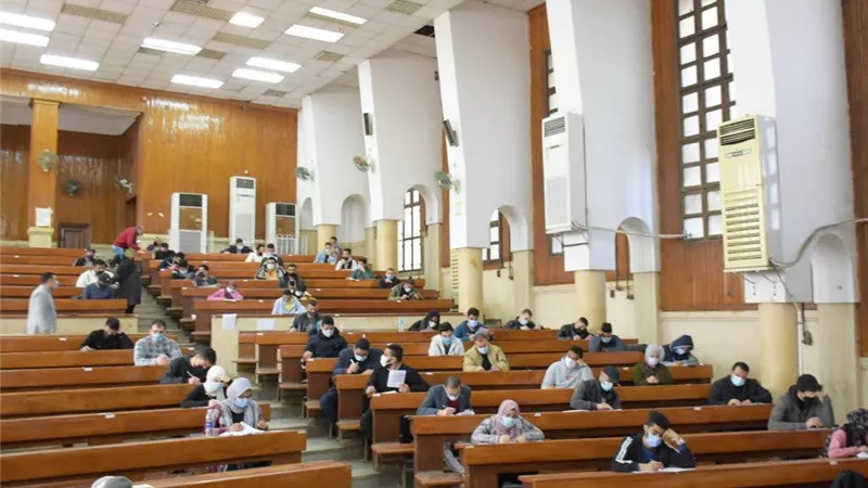 اليوم رابعة آداب وتجارة وأولى صيدلة وزراعة.. طلاب جامعة القاهرة يواصلون امتحاناتهم