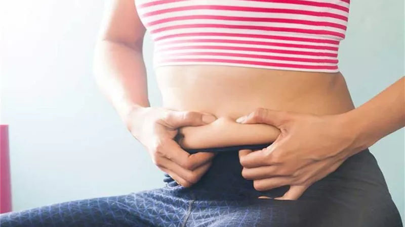 6 مشروبات للتخلص من دهون البطن أبرزها القهوة مع الشوكولاتة الداكنة