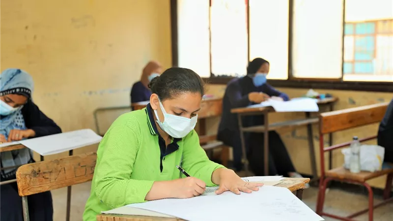 محاولات للغش من المذكرات والموبايل بالدبلومات الفنية 