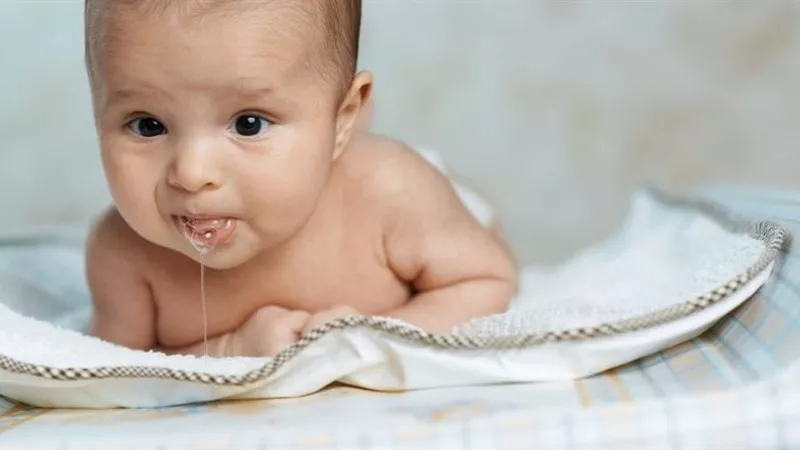 8 طرق تُساعدك في علاج سيلان اللعاب عند الأطفال