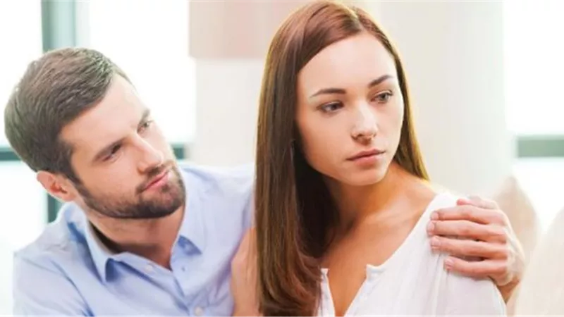 إصراره على اختيار ملابسك غيرة أم اهتمام؟.. خبيرة أُسرية تُجيب
