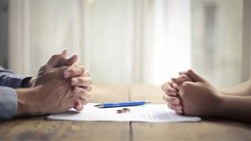 خمسينية لمحكمة الأسرة: «الحبة الزرقاء» كشفت خيانته