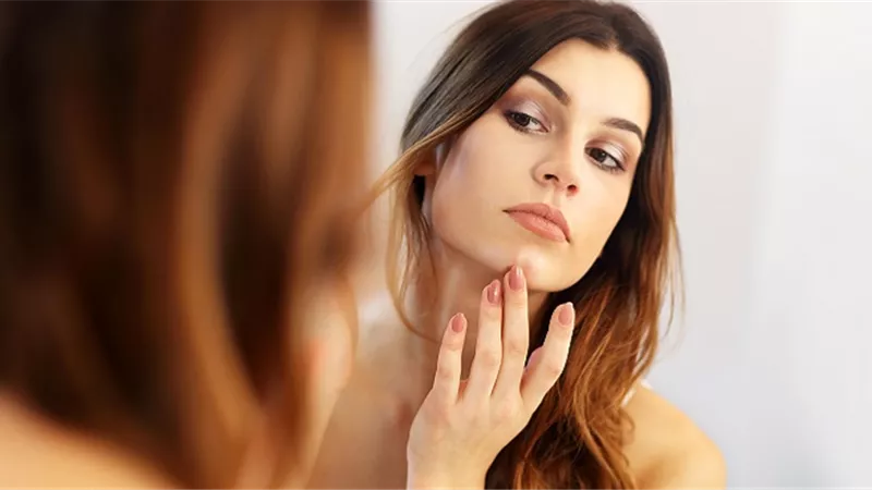 خبيرة تجميل تكشف مشكلات البشرة المختلطة وأضرارها على الجسم