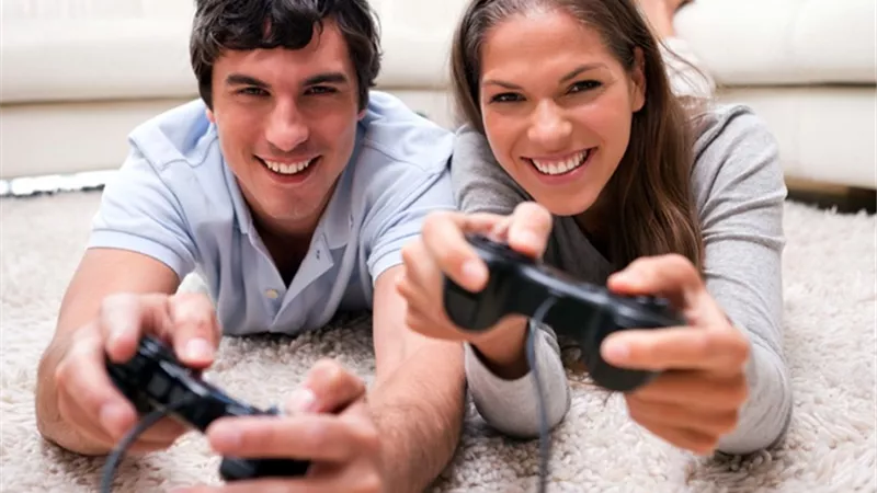 كيف أجعل زوجي عاشقًا للجلوس معي؟.. خبيرة ترصد 3 حيل 
