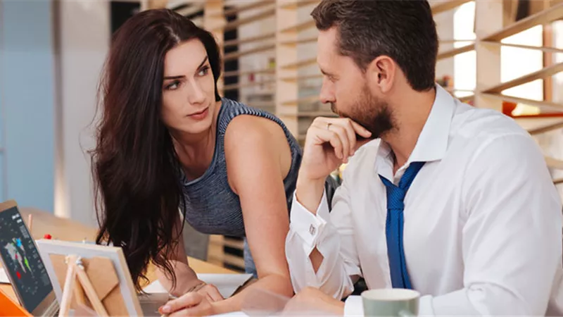 إزاي توقعي الكراش؟!.. 5 حركات تساعدك في جذب انتباه الرجل