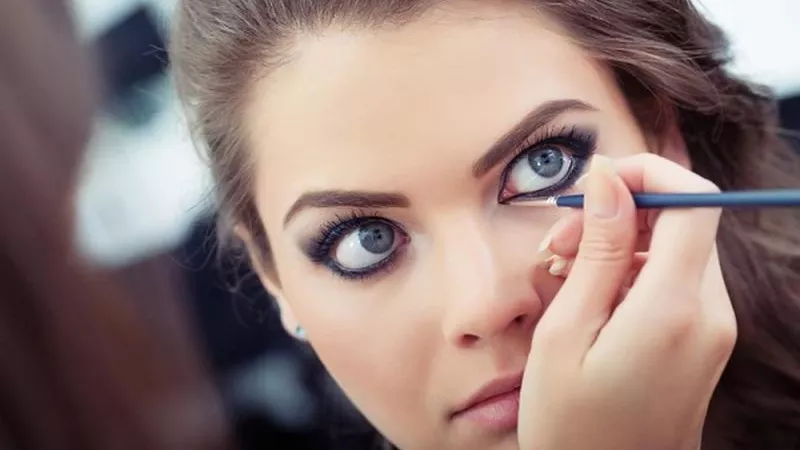 «احمي إطلالتك».. 9 حيل بسيطة تمنع سيلان الكحل في العينين