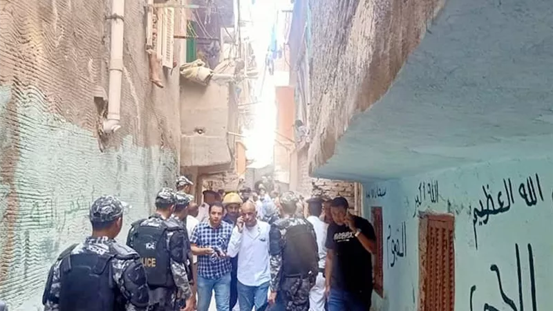 سيدتان أول ضحايا عقار الإسكندرية .. وضيق الشارع يمنع دخول معدات الإنقاذ