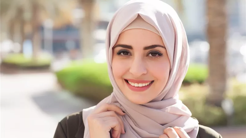 «لو أنتِ محجبة».. أحدث لفات الطرحة في صيف 2021