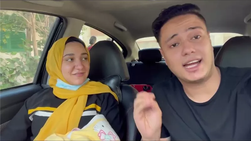 ابن «ماما سناء» يصور زوجته في غرفة الولادة.. وخبير: «هوس الأرباح هيجنن اليوتيوبرز»