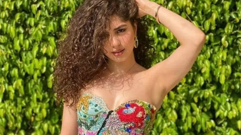 مايان السيد تشعل إنستجرام بإطلالة صيفية جريئة (صور)