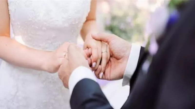 هل تفضلين الزواج من رجل يكبرك بـ10 سنوات؟.. أسئلة مثيرة للجدل بين البنات