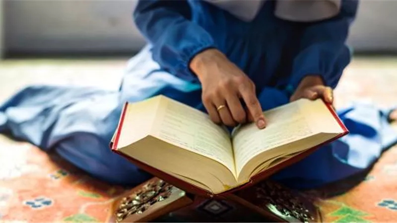 حكم قراءة المرأة للقرآن بدون حجاب أو بملابس صيفي؟ الإفتاء تجيب
