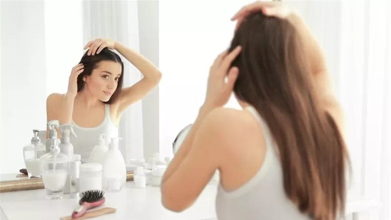 كيفية التخلص من القشرة نهائيًّا للنساء بوصفات طبيعية.. أبرزها الزبادي والموز