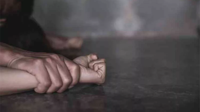 نورا تطلب الطلاق: بيخنقني وبيقولي بستمتع بعذابك