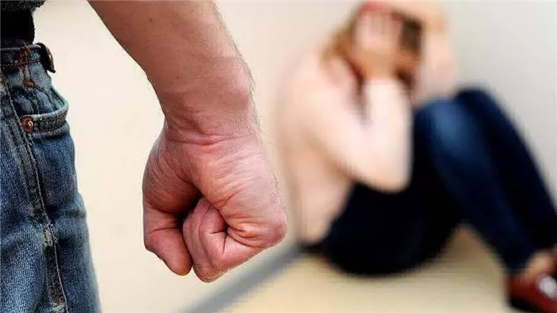 متصلة: متجوزة عن حب وجوزي بيضربني وبيهزقني قدام أهله | فيديو