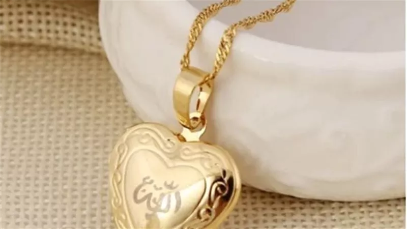 ما حُكم دخول الحمام بسلسلة عليها آية قرآنية ؟ 
