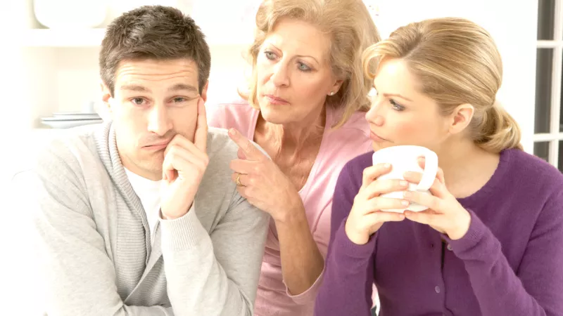 حماتي تتدخل في حياتي أعمل إيه؟