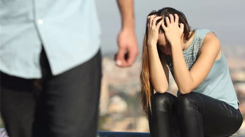 خطيبي يعاملني بقسوة.. كيف أتعامل معه؟ 