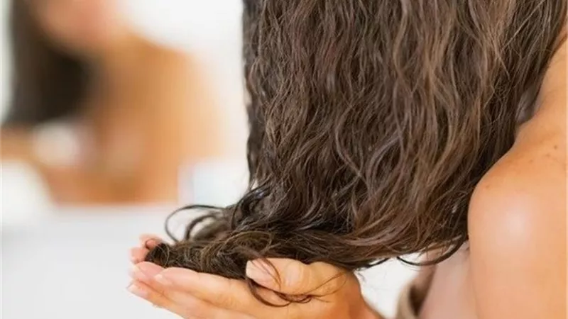 11 نصيحة تحمي شعرك من التلف بعد المصيف 