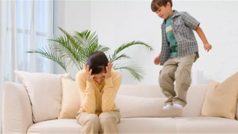 هل عدم تركيز الطفل يرجع لمرض فرط الحركة؟.. طبيب نفسي يجيب 