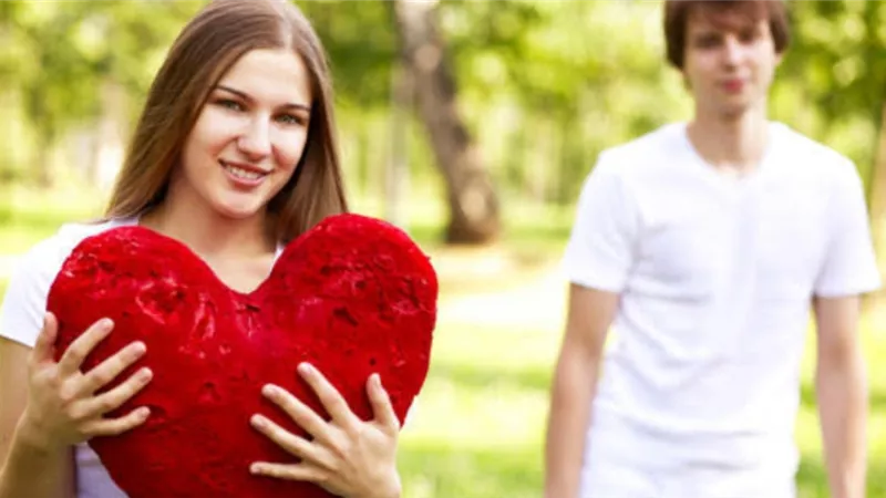 ماذا يجب أن تفعل الأم مع ابنتها المراهقة التي تحب للمرة الأولى؟ 