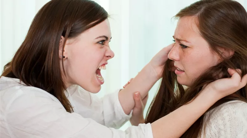 متصلة تسأل عن صلة الرحم: أمي ربتنا على الكراهية.. وأختي خانتني مع جوزي 