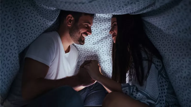 «سر الأسرار».. 5 أسباب لممارسة العلاقة الزوجية في الظلام