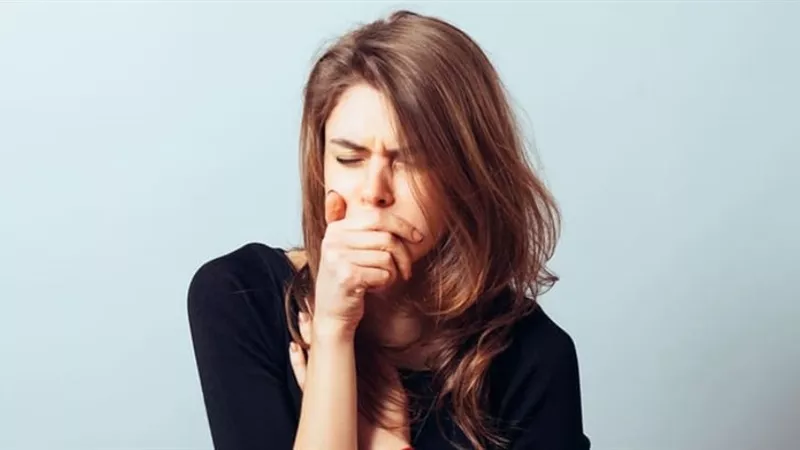 7 طرق لـ علاج الكحة الناشفة عند البنت.. أبرزها المشروبات الدافئة ومستحلبات الحلق