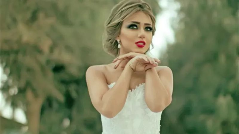 سارة سلامة في إطلالة جذابة أمام «أبو الهول».. صور
