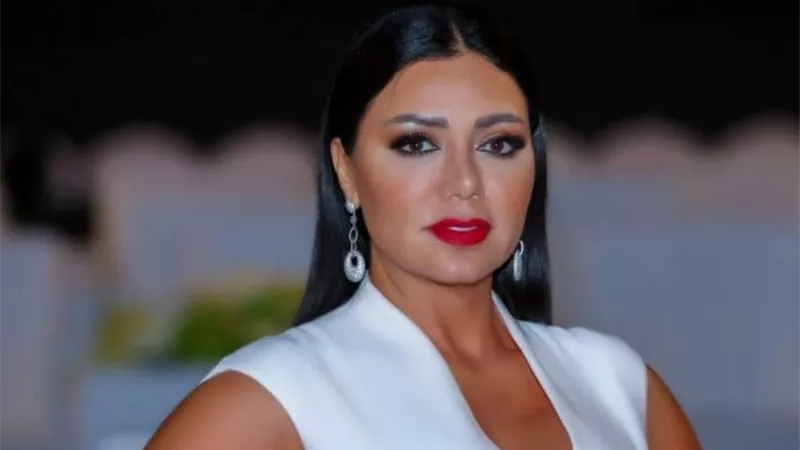 باللون الأحمر.. رانيا يوسف تستطلع رأي جمورها في اللوك الجديد