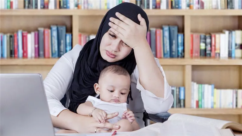 «القضاء الإداري»: أجازة الأم لرعاية طفلها حق بنص القانون.. ولا يجوز حرمانها منها