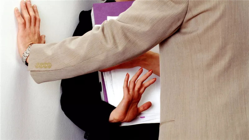 بينهن طفلات.. حبس المدرس المتحرش بطالبات بنها 