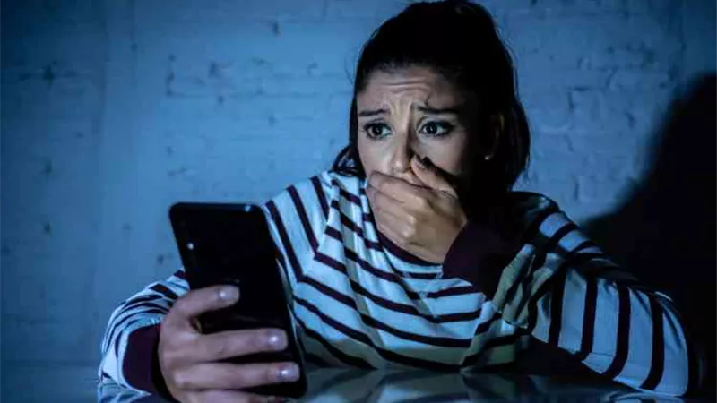 بيهددني بصور أعمل ايه؟.. 4 خطوات تحررك من الابتزاز الإلكتروني
