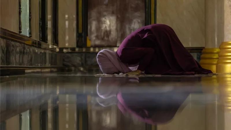 رمضان عبد المعز يوضح طريقة الصلاة الصحيحة من التكبير حتى التسليم (فيديو)