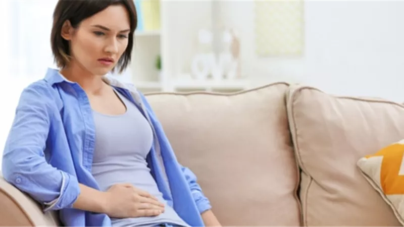 متى تلجأي للطبيب؟.. تعرفي على أسباب ألم البطن وطرق علاجه