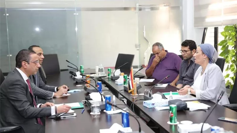 ياسمين فؤاد تبحث مع محافظ الفيوم فرص الاستثمار البيئي وإدارة المخلفات والمحميات الطبيعية