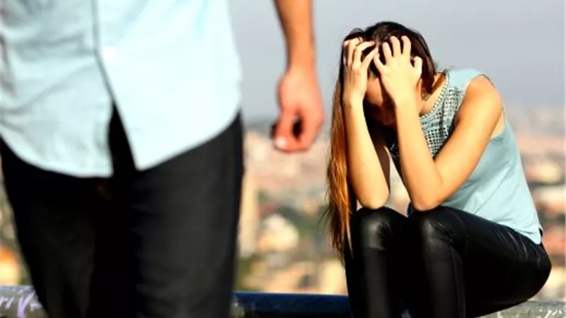 خطيبي يؤذي مشاعري بكلام جارح.. خبيرة علاقات توضح كيفية التعامل معه