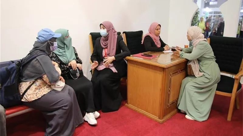 إشادات بواعظات الأزهر.. وسائل التجميل في ركن الفتوى بمعرض الكتاب 