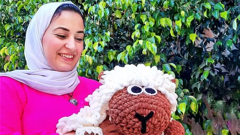 من فن حياكة الصوف.. فتاة تصمم «خروف العيد» بشكل مذهل