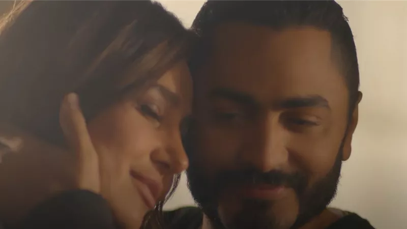 حلا شيحة تهاجم تامر حسني بسبب كليب بحبك: أنا تبت من المشاهد دي