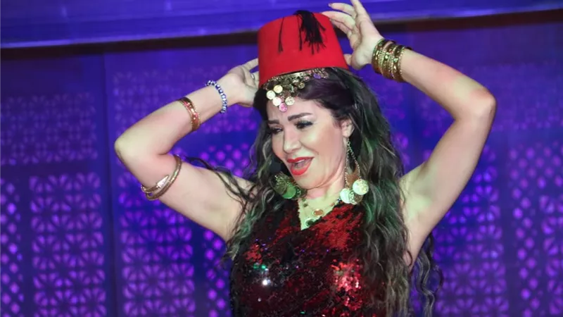لقاء سويدان تنشر صورًا من كواليس مسرحية «فنان الشعب.. سيد درويش»