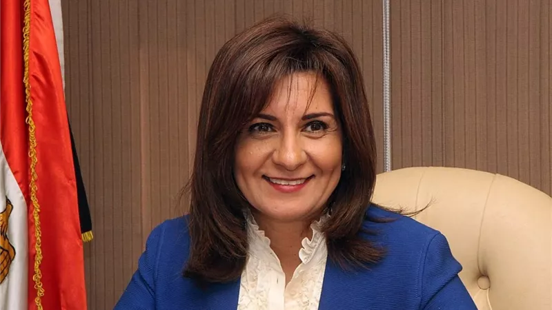 نبيلة مكرم لجروب الماميز: طرح المناهج عبر تطبيق 