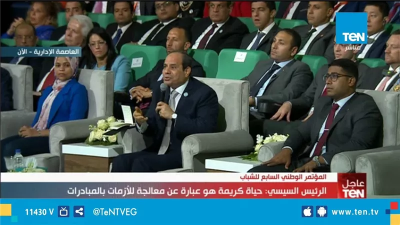 ألهبت حماس الآلاف.. الرئيس السيسي يستمع لـ«يا محروسة» في استاد القاهرة