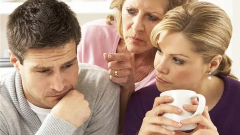 أخصائية نفسية تُحذر من تدخل الأهل في علاقتك مع زوجك