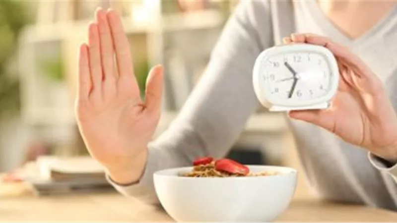 استشاري تغذية يوضح فوائد الصيام المتقطع وأضراره 