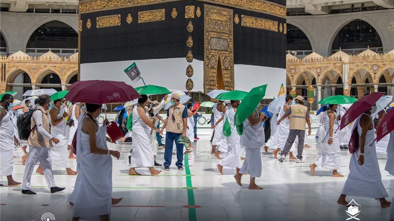 الحجاج يؤدون طواف القدوم في المسجد الحرام (فيديو)