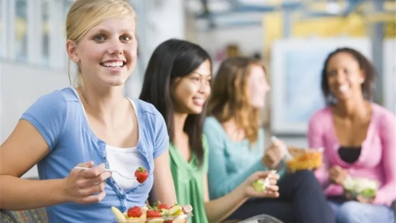 6 أمراض تُسببها الوجبات السريعة للمراهقين.. فيديو 